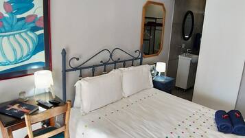 Comfort Apartment, 1 Queen Bed | Iron/ironing board, bed sheets