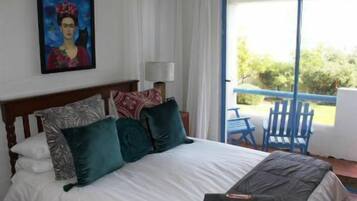 Iron/ironing board, bed sheets