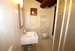 Villa, varias habitaciones | Baño | Tina y regadera independientes, bidet, toallas 
