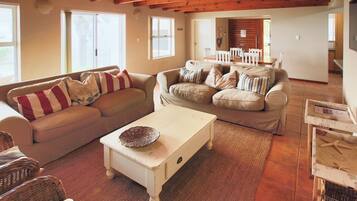 6 Fairway 2 | Living area | 40-inch flat-screen TV with cable channels, LED TV, DVD player