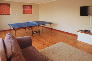 6 Fairway 2 | Living area | 40-inch flat-screen TV with cable channels, LED TV, DVD player
