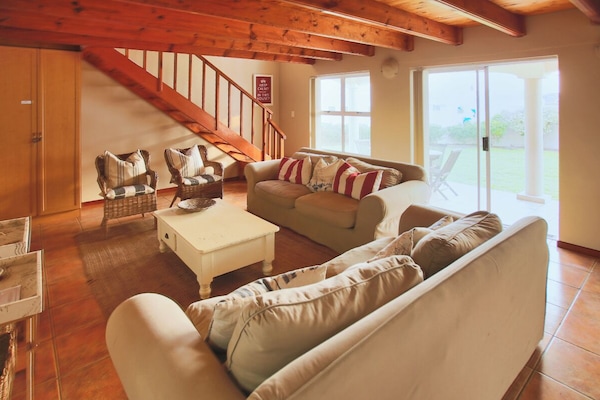 Comfort House, 3 Bedrooms | Ruang tamu | 40 inci televisyen skrin rata dengan kabel, TV LED, pemain DVD