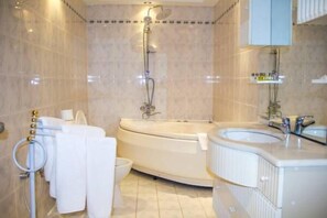 Ilmaiset hygieniatuotteet, hiustenkuivaaja, kylpytakit, tohvelit