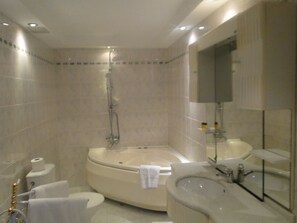 Suite, 1 Bedroom | Bilik Mandi | Kelengkapan dandanan diri percuma, pengering rambut, jubah mandi 