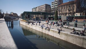 A waterfront promenade with people sitting and walking. - Italianway   - San Gottardo (Milan)