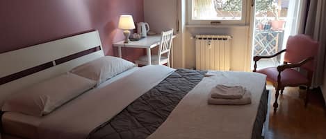 1 habitación, escritorio, tabla de planchar con plancha y wifi gratis