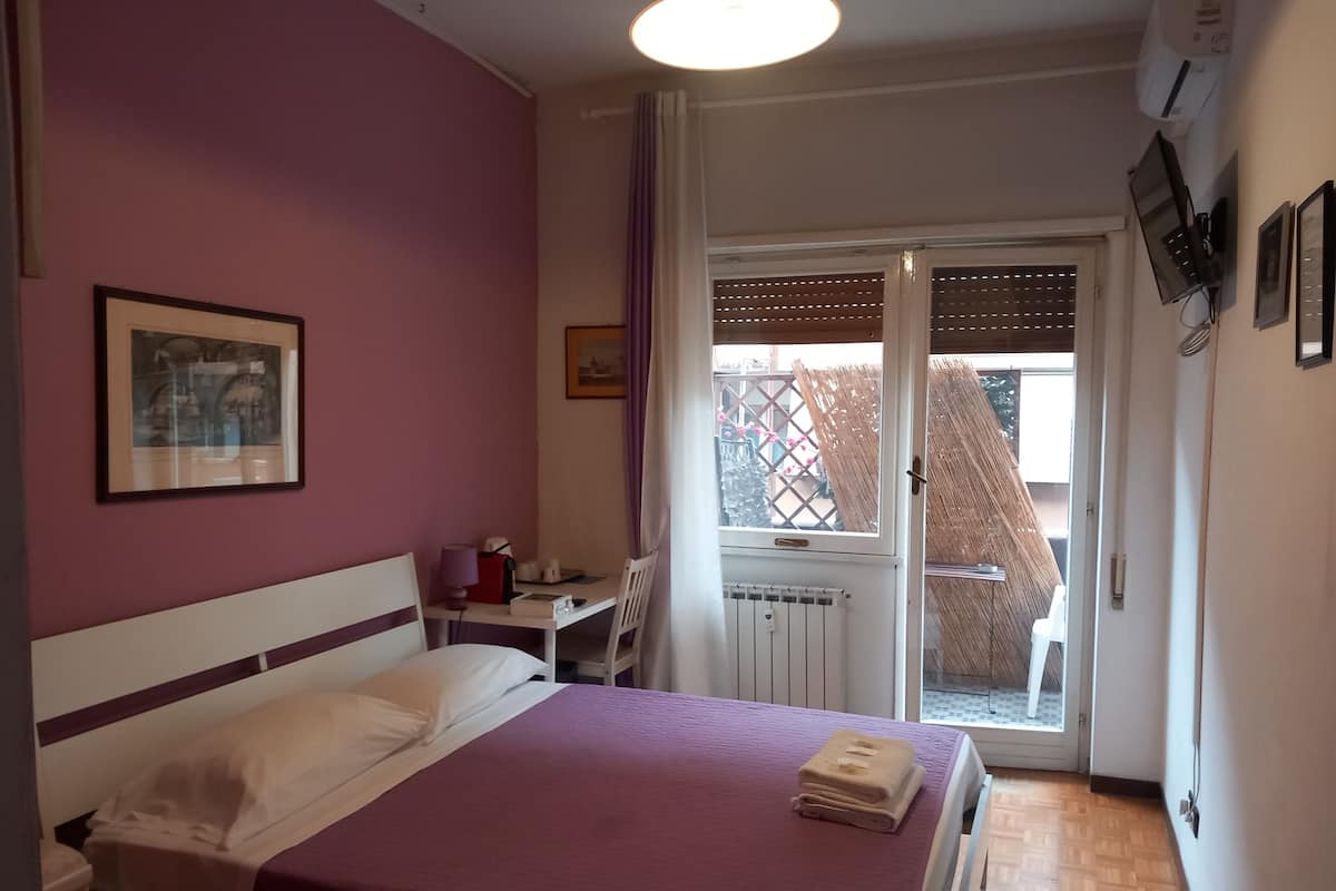 Basic Double Room, 1 Katil Ratu (Queen), Shared Bathroom (Balcony) | 1 bilik tidur, meja, seterika/papan seterika, Wi-fi percuma