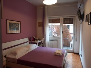 Basic-Doppelzimmer, 1 Queen-Bett, Gemeinschaftsbad (Balcony) | Schreibtisch, Bügeleisen/Bügelbrett, kostenloses WLAN, Bettwäsche