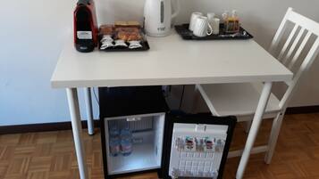 1 habitación, escritorio, tabla de planchar con plancha y wifi gratis