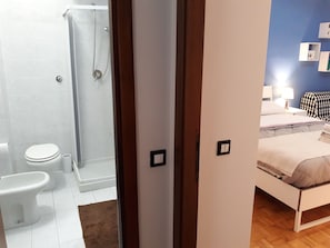 Kostenlose Toilettenartikel, Haartrockner, Bidet, Handtücher