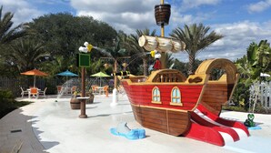 Een waterpark op het thema piratenschip, met glijbanen en waterattracties.