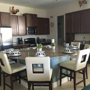 Een koelkast/vriezer, een magnetron, een koffiezetapparaat/waterkoker