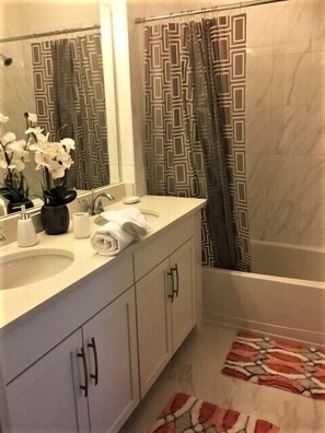 Maison mitoyenne Luxe, 5 chambres, piscine privée | Salle de bain | Ensemble douche/baignoire, articles de toilette gratuits