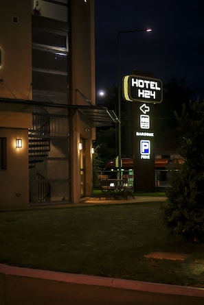 Façade de l’hébergement - soirée/nuit