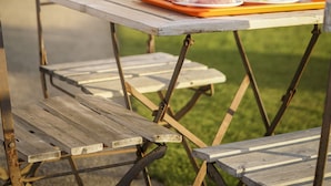 A picnic setup with a table, benches, and a tray with food and drinks. - H24 HOTEL Le Mans (Le Mans)