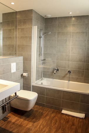 Free toiletries, hair dryer, towels. H24 HOTEL Le Mans
