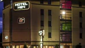 A hotel with a sign reading "HOTEL H24" and a digital display showing "68". - H24 HOTEL Le Mans (Le Mans)