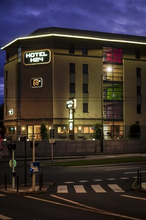 Front of property - evening/night - H24 HOTEL Le Mans (Le Mans)