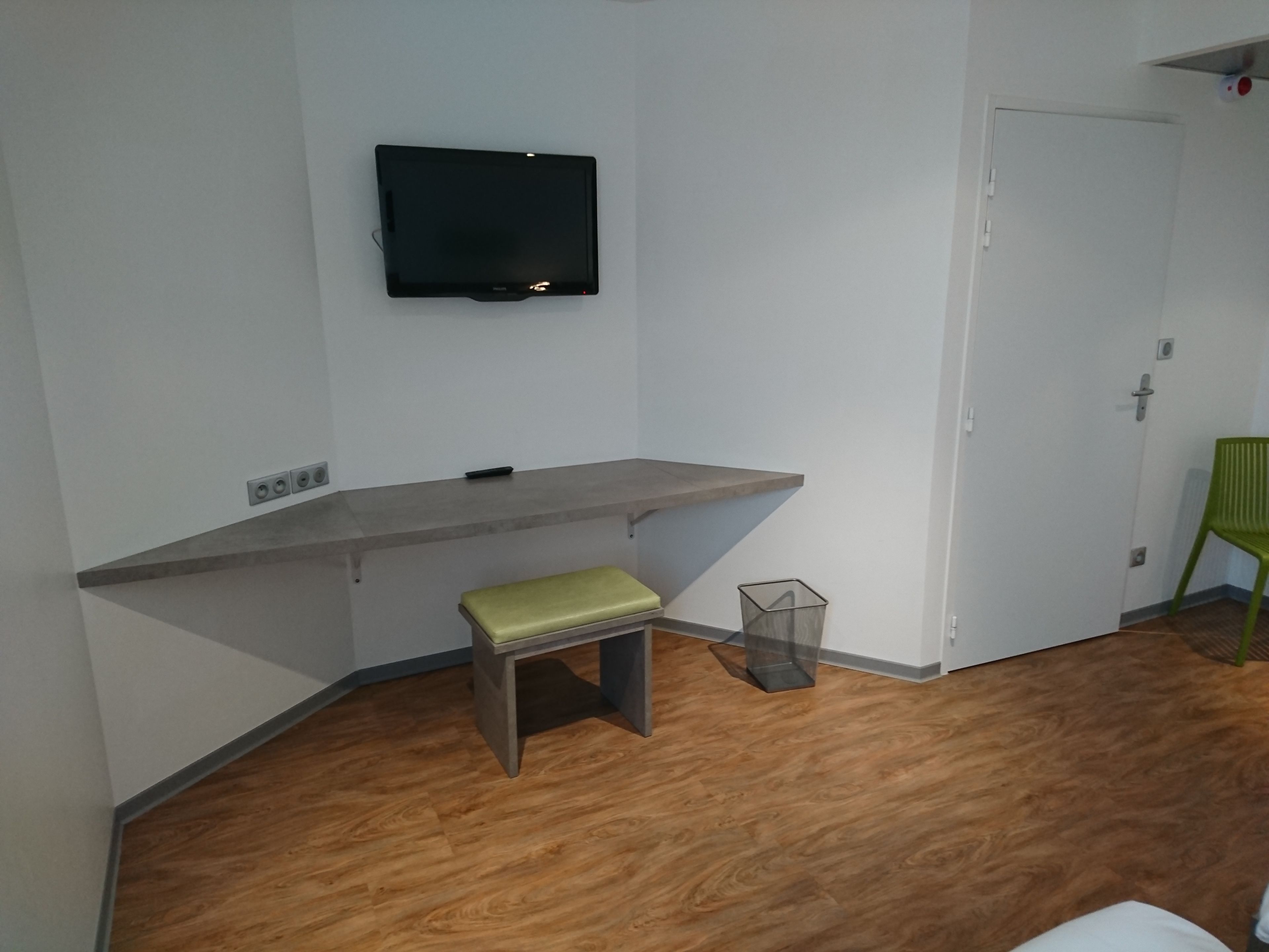 twin room (+) | premium bedding, desk, blackout curtains, soundproofing