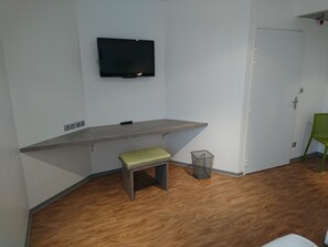 Tomannsrom (+) | Sengetøy av topp kvalitet, skrivebord, blendingsgardiner og lydisolert