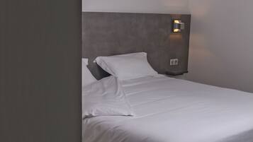 Habitación superior | Ropa de cama de alta calidad, escritorio y cortinas blackout