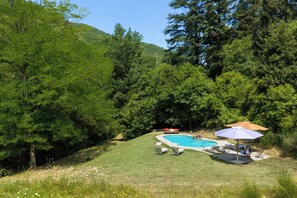 Una piscina al aire libre de temporada