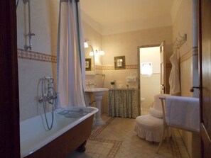 Villa, 6 Schlafzimmer | Badezimmer | Badewanne und Dusche (separat), Bidet, Handtücher