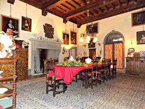 Villa, 6 Bedrooms | In-room dining