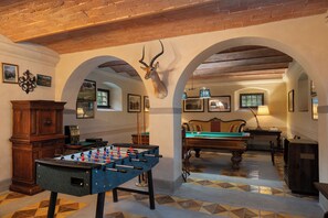 Villa, 6 habitaciones | Zona de estar | Una televisión de pantalla plana