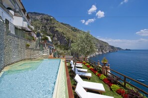Outdoor pool, open 10:00 AM to 6:00 PM, pool umbrellas, pool loungers - Villa Corallium (Praiano)