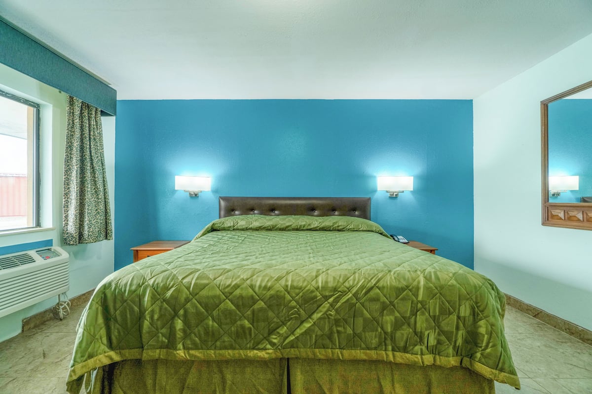 Desk, WiFi (free), bed sheets