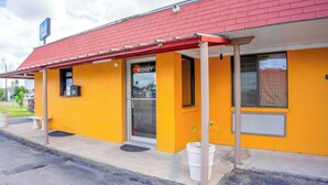 A yellow building with a red roof, a sign reading "BUDGET OFFICE", and a small entrance. - Budget Inn By OYO Edinburg Hwy 281 (Edinburg)