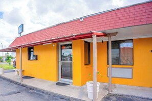 Exterior - Budget Inn By OYO Edinburg Hwy 281 (Edinburg)