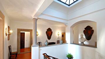 Villa, plusieurs chambres | Coin séjour | Télévision à écran plat