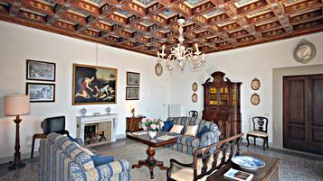 Villa, plusieurs chambres | Coin séjour | Télévision à écran plat