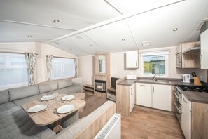 Microwave, cookware/dishes/utensils - Combe Martin Beach Holiday Park (Ilfracombe)