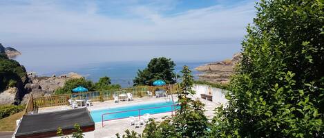 Una piscina al aire libre de temporada