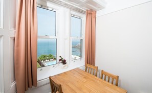 Microwave, cookware/dishes/utensils - Combe Martin Beach Holiday Park (Ilfracombe)