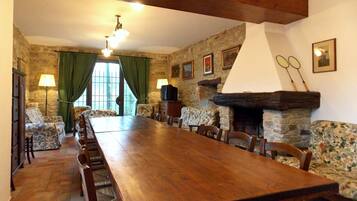 Villa, Mehrere Schlafzimmer | Wohnbereich | Fernseher