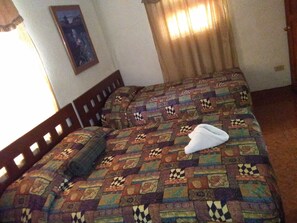 Escritorio, sistema de insonorización, tabla de planchar con plancha