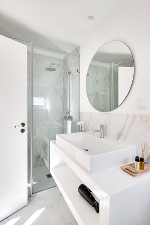 Superior tweepersoonskamer | Luxe beddengoed, Tempur Pedic-bedden, een kluis op de kamer