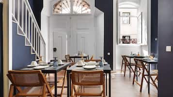 Desayuno continental (EUR 10 por persona)