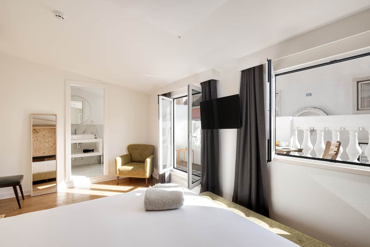 Superior Double Room with Balcony | 1 kamar tidur, seprai premium, tempat tidur Tempur-Pendic, dan brankas