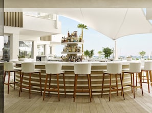 Bar en bord de piscine