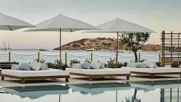 Una piscina al aire libre de temporada, cabañas de piscina (de pago)