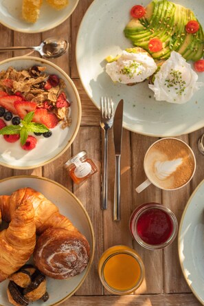 Tägliches Frühstücksbuffet gegen Gebühr