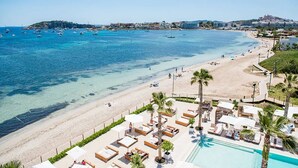 Un resort con piscina, playa y vista al océano.