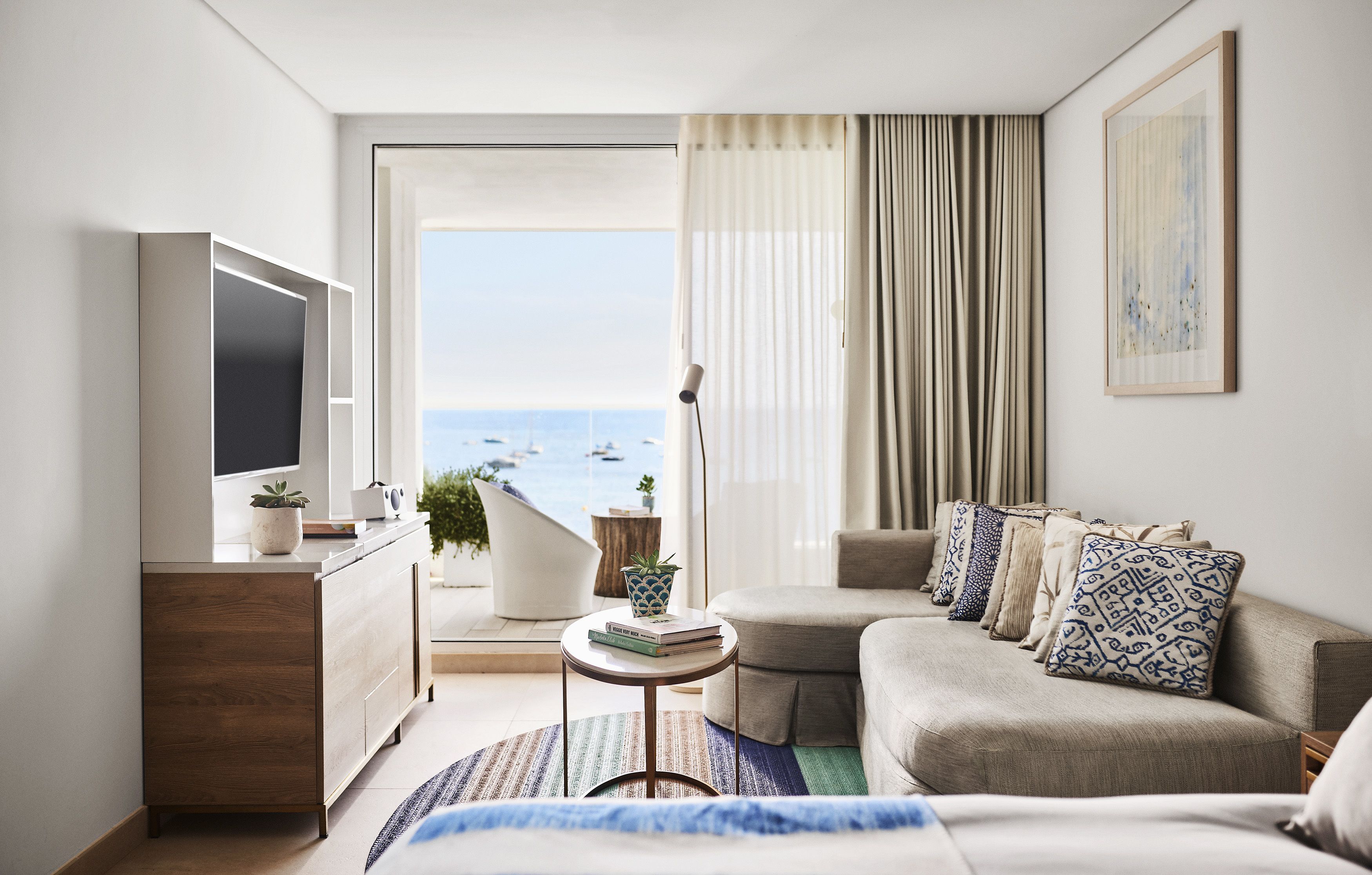 junior suite, sea view | living area | flat-screen tv, pay films