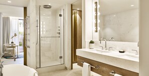 Junior Suite Plunge Pool | Baño | Artículos de higiene personal de diseño, secador de pelo y albornoces