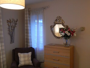 Apartment, 1 Bedroom | 1 bedroom, desk, iron/ironing board, free WiFi - LETS Quiet Cul-de-Sac Apartment (Cambridge)